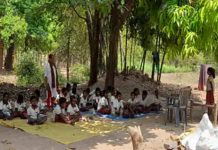झारखंड में सरकारी स्कूल के बच्चे पेड़ों के नीचे पढ़ने को मजबूर