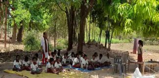 झारखंड में सरकारी स्कूल के बच्चे पेड़ों के नीचे पढ़ने को मजबूर