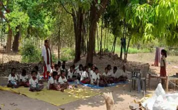 झारखंड में सरकारी स्कूल के बच्चे पेड़ों के नीचे पढ़ने को मजबूर