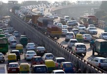 सीएनजी की बढ़ती कीमतों के खिलाफ कैब, ऑटो चालकों का प्रदर्शन