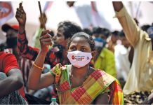 दो गज जमीन की माँग को लेकर सलवा जुडूम और नक्सली हिंसा से पीड़ित आदिवासियों का प्रदर्शन