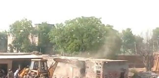 चर्मशोधन की इकाइयों पर चला बुलडोजर, विरोध करने पर लाठीचार्ज