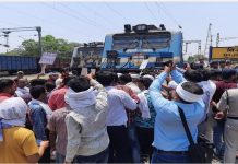यात्री ट्रेनें बंद करने का विरोध, मालगाड़ी रोककर जताया रोष