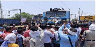 यात्री ट्रेनें बंद करने का विरोध, मालगाड़ी रोककर जताया रोष