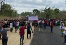 बस्तर के आदिवासियों का सीआरपीएफ कैंप के सामने विशाल प्रदर्शन