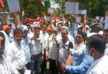 धरना के लिए टेंट की अनुमति नही मिली तो पेड़ के नीचे ही हल्लाबोल