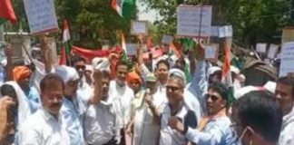 धरना के लिए टेंट की अनुमति नही मिली तो पेड़ के नीचे ही हल्लाबोल