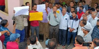 बकाया भुगतान की मांग को लेकर किसानों ने मंडी में नीलामी रुकवाई