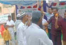 मुरादाबाद में नमाज अदाकर लौटते लोगों पर हिंदुओं ने बरसाए फूल