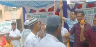 मुरादाबाद में नमाज अदाकर लौटते लोगों पर हिंदुओं ने बरसाए फूल