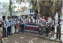 सीवर में सफाईकर्मियों की मौत को लेकर विरोध प्रदर्शन