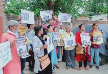 तीस्ता सीतलवाड़ और आरबी श्रीकुमार की गिरफ्तारी के विरोध में वाराणसी में धरना