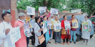 तीस्ता सीतलवाड़ और आरबी श्रीकुमार की गिरफ्तारी के विरोध में वाराणसी में धरना