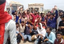 प्रभा कंपनी के श्रमिकों ने काम बंद कर किया धरना-प्रदर्शन