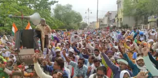 21 मनरेगा कर्मियों के बर्खास्तगी के विरोध में मनरेगा कर्मियों का आंदोलन तेज