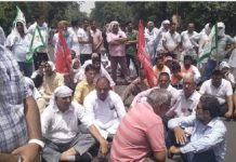 टिकैत पर हमले के खिलाफ किसान संगठनों ने किया प्रदर्शन