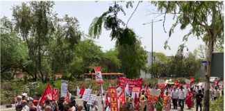 मुंडका अग्निकांड : ट्रेड यूनियनों का प्रदर्शन, मुआवजा बढ़ाने की माँग