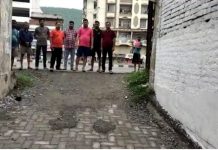 जमशेदपुर में NH-33 पर बस्तियों में पहुँच पथ नहीं बनने से लोगों ने किया हंगामा