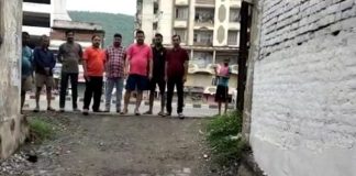 जमशेदपुर में NH-33 पर बस्तियों में पहुँच पथ नहीं बनने से लोगों ने किया हंगामा