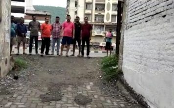 जमशेदपुर में NH-33 पर बस्तियों में पहुँच पथ नहीं बनने से लोगों ने किया हंगामा