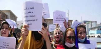 अफगानिस्तान में सरकारी संस्थानों से निकालने, अधिकारों के उल्लंघन को लेकर महिलाओं का विरोध