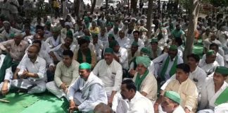 किसान मजदूर संगठन ने बागपत के कलेक्ट्रेट परिसर में प्रदर्शन किया