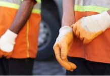 नोएडा में अथॉरिटी के रवैये से आक्रोशित सफाई कर्मचारी हड़ताल पर