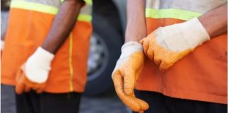 नोएडा में अथॉरिटी के रवैये से आक्रोशित सफाई कर्मचारी हड़ताल पर