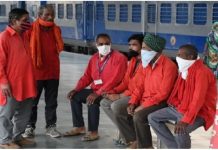 रेलवे निजीकरण के कारण कुलियों की जीविका पर संकट के बादल