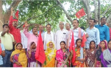 धनबाद में भूमिगत खदान को चालू कराने की माँग को लेकर बीसीकेयू का प्रदर्शन