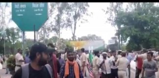 बोकारो में नियोजित किये जाने की मांग को लेकर विस्थापित युवकों ने किया उग्र प्रदर्शन