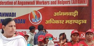 दिल्ली में जंतर मंतर पर आंगनवाड़ी कर्मियों ने डेरा डाला