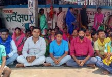 धनबाद में डेढ़ साल से पेयजल संकट झेल रहे लोगों ने दिया धरना