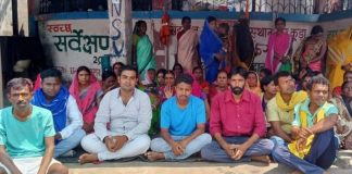 धनबाद में डेढ़ साल से पेयजल संकट झेल रहे लोगों ने दिया धरना