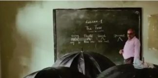 एक हाथ में किताब तो दूसरे में छाता, छत से टपकते पानी में डूब रही इनकी शिक्षा