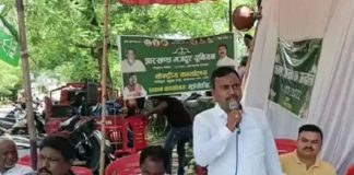 जमशेदपुर में कान्वाई चालकों की माँग को लेकर टाटा मोटर्स कंपनी गेट पर एक दिवसीय धरना