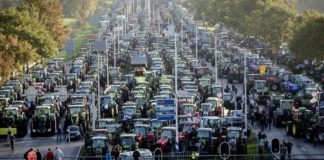 नीदरलैंड में हजारों ट्रैक्टरों के साथ किसानों ने जाम किया हाईवे, शहरों का आवागमन ठप