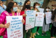 पचहत्तरवें वर्ष में आजादी पर गहराता संकट