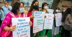 पचहत्तरवें वर्ष में आजादी पर गहराता संकट