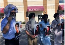 हाथ में फ्री तीस्ता लिखी तख्तियां लिये कनाडा में रैली