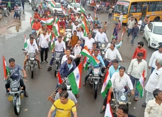 राष्ट्रप्रेम, आवरण नहीं आचरण में दीखे