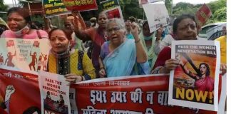 देश की राजनीति में महिलाओं की हिस्सेदारी इतनी कम क्यों है?