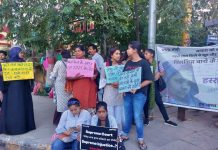 बिलकिस बानो के पक्ष में बीएचयू गेट पर चला हस्ताक्षर अभियान