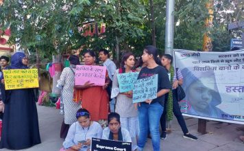 बिलकिस बानो के पक्ष में बीएचयू गेट पर चला हस्ताक्षर अभियान
