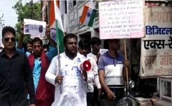 फिरोजाबाद में विभिन्न माँगों को लेकर चूड़ी जुड़ाई मजदूरों का प्रदर्शन