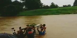 आजादी के 75 साल : खाट पर लिटाकर गर्भवती महिला को कराया उफनती नदी पार