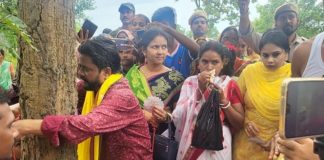 पेड़ों को रक्षा सूत बाँधकर वन संरक्षण का लिया संकल्प