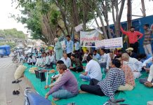 इंदौर में कलेक्टर कार्यालय पर किसानों ने दिया धरना