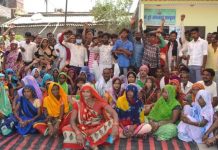 फिरोजाबाद में चूड़ी जुड़ाई मजदूरों की विभिन्न समस्याओं को लेकर प्रदर्शन