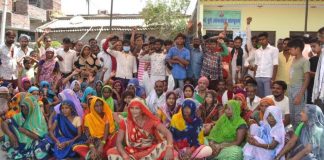 फिरोजाबाद में चूड़ी जुड़ाई मजदूरों की विभिन्न समस्याओं को लेकर प्रदर्शन